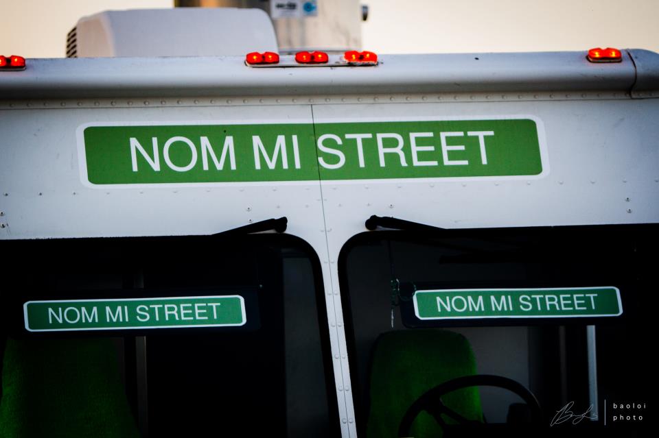 nom mi street logo